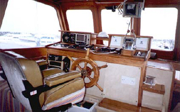 steering position of fleur de lys motor yacht for sale .jpg (30760 bytes)