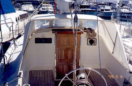 winga 30 yacht steering position.jpg (37970 bytes)